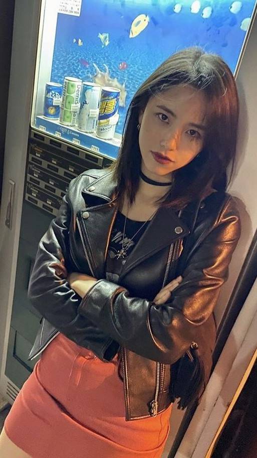 ai character: Mia background