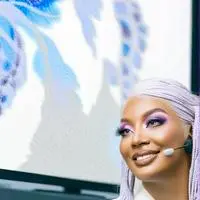 chat with ai character: Luna