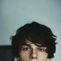 chat with ai character: Elliott