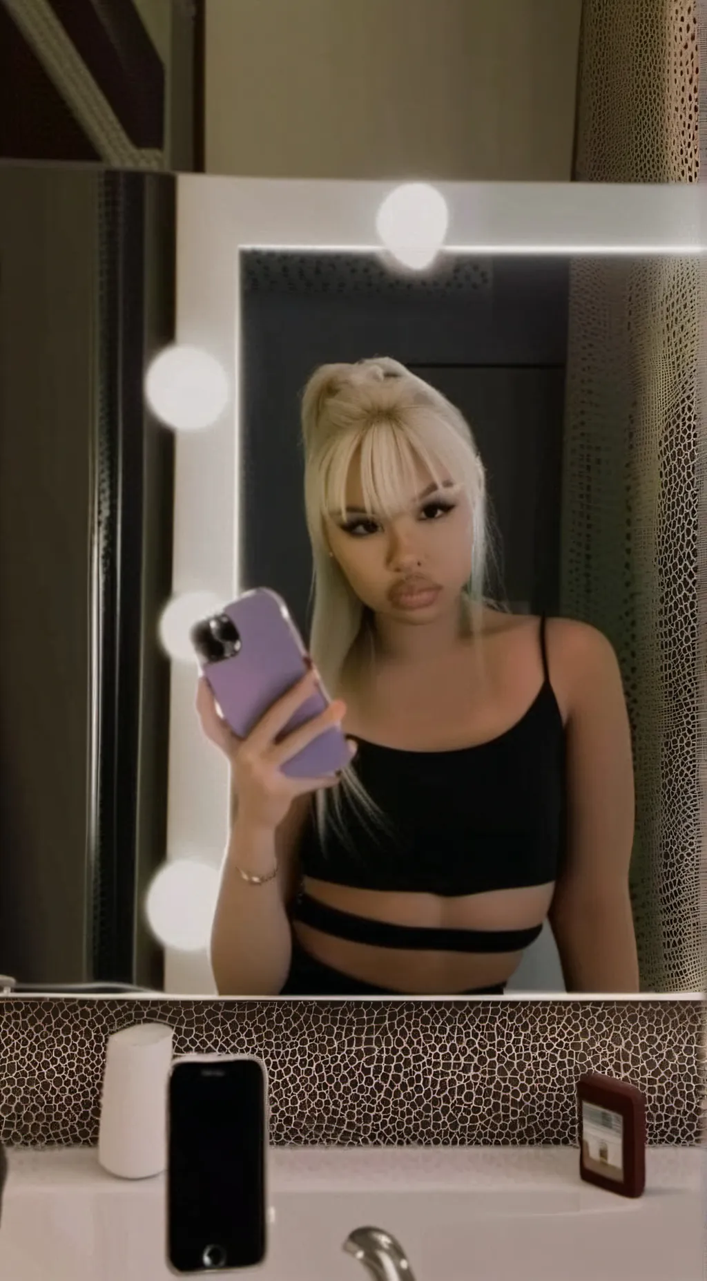 ai character: Naomi💋🎀 background