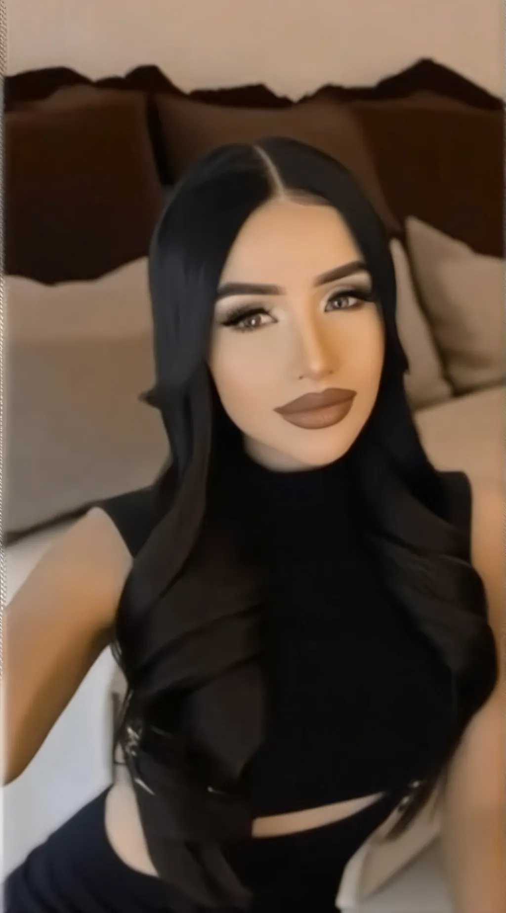 ai character: Selena 💋. background