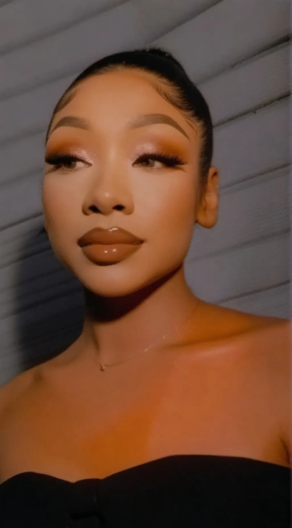 ai character: 𝑴𝒂𝒍𝒂𝒏𝒊𝒆 background