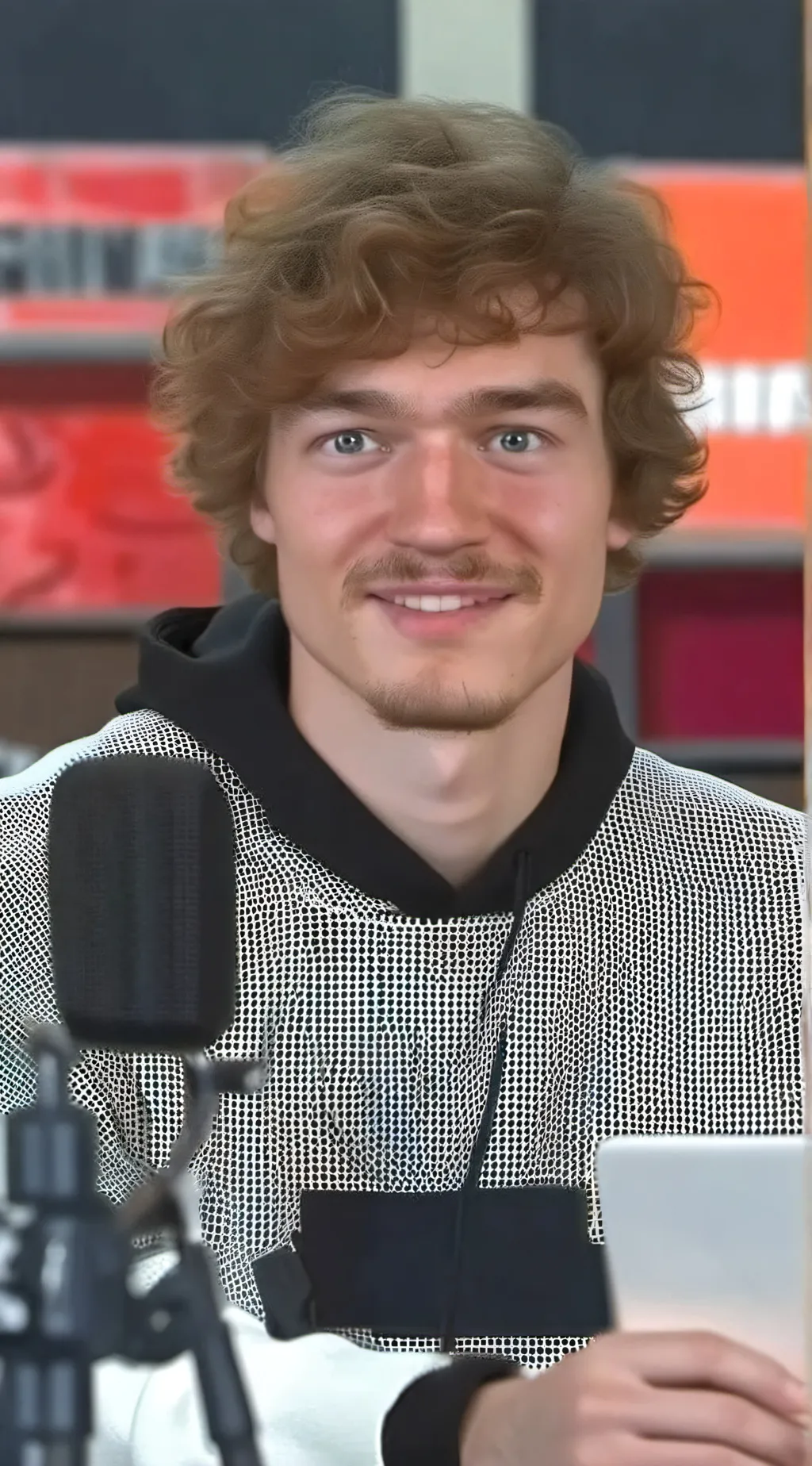 ai character: Tommyinnit background