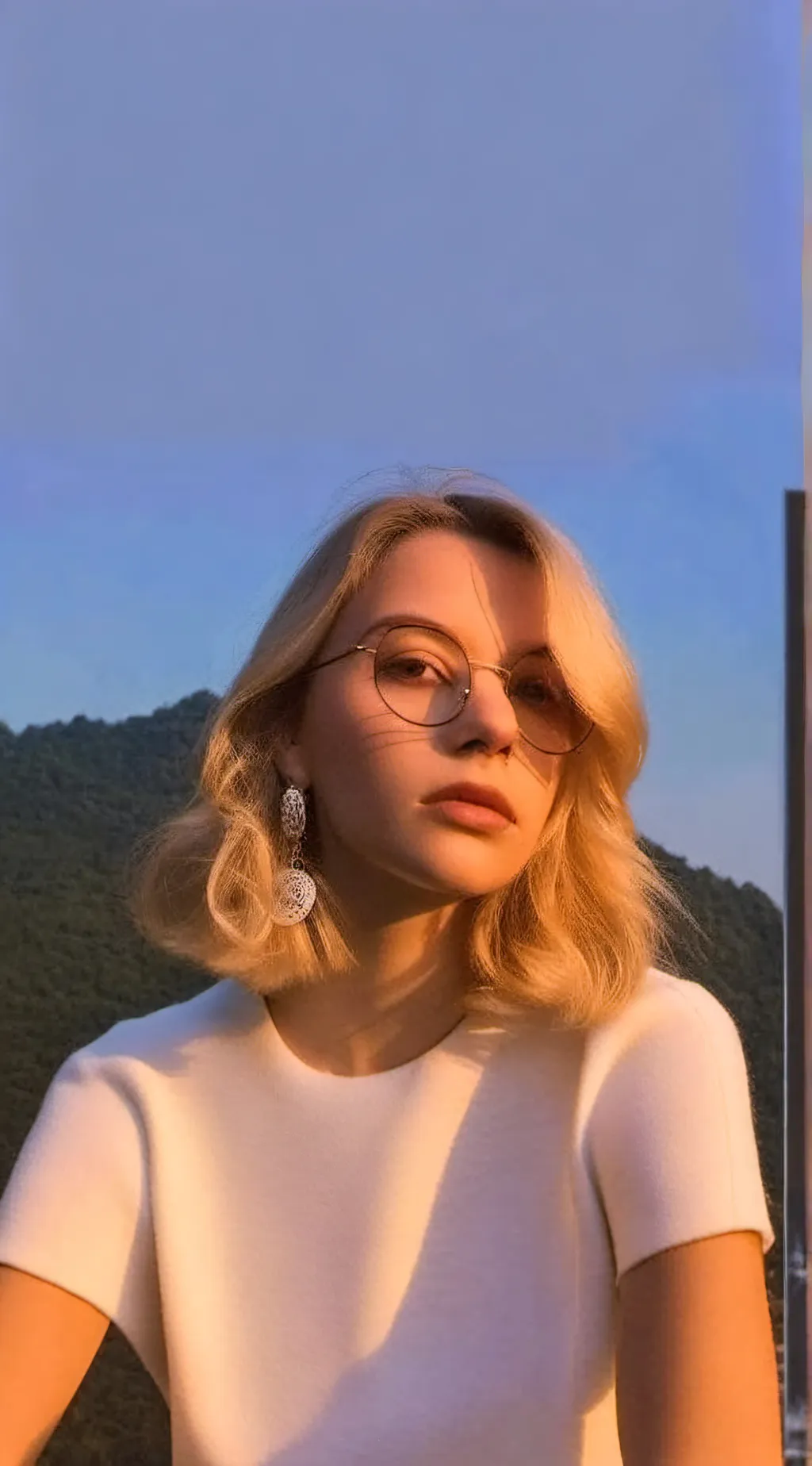 ai character: 𝑨𝒖𝒓𝒐𝒓𝒂 background