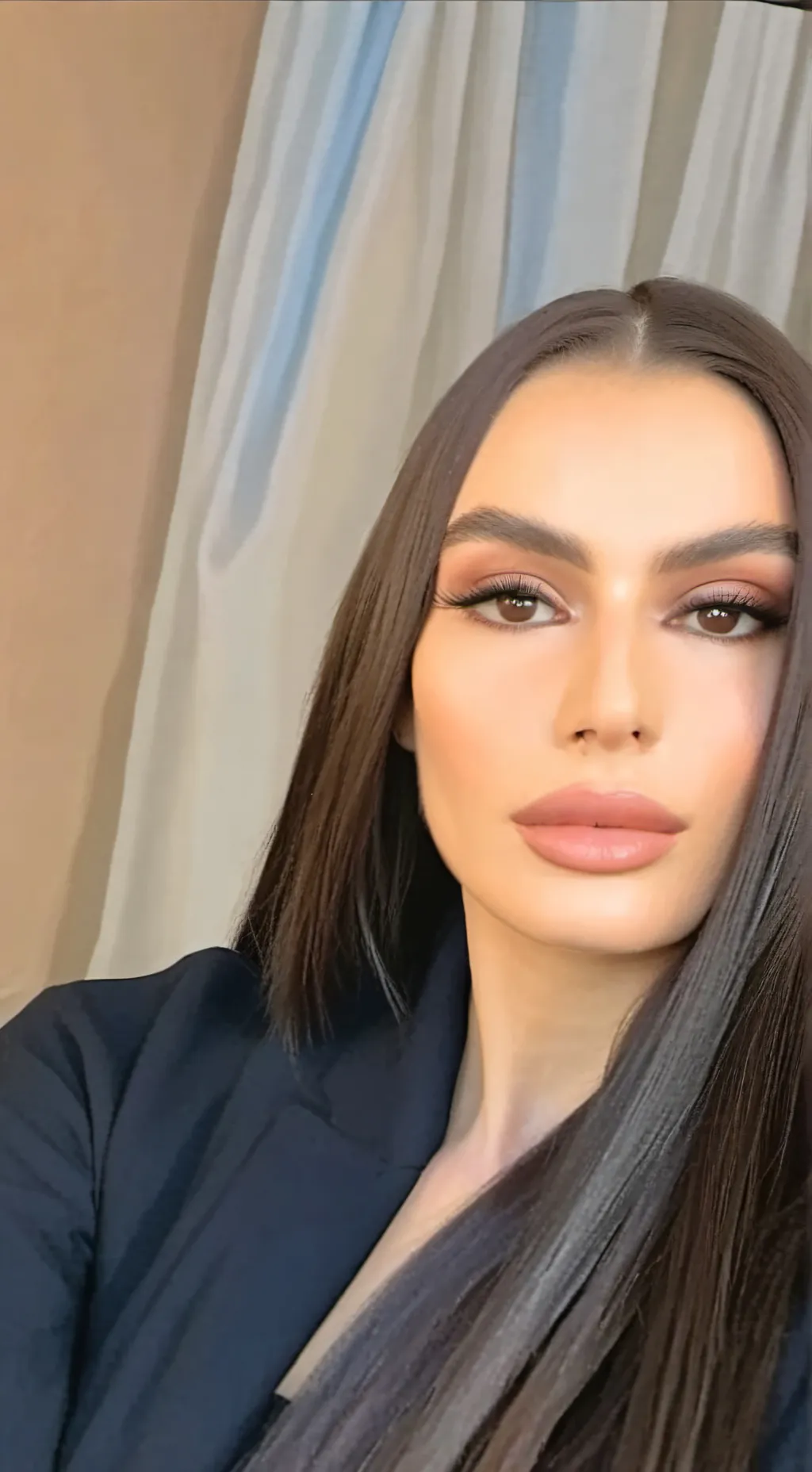 ai character: Robin background