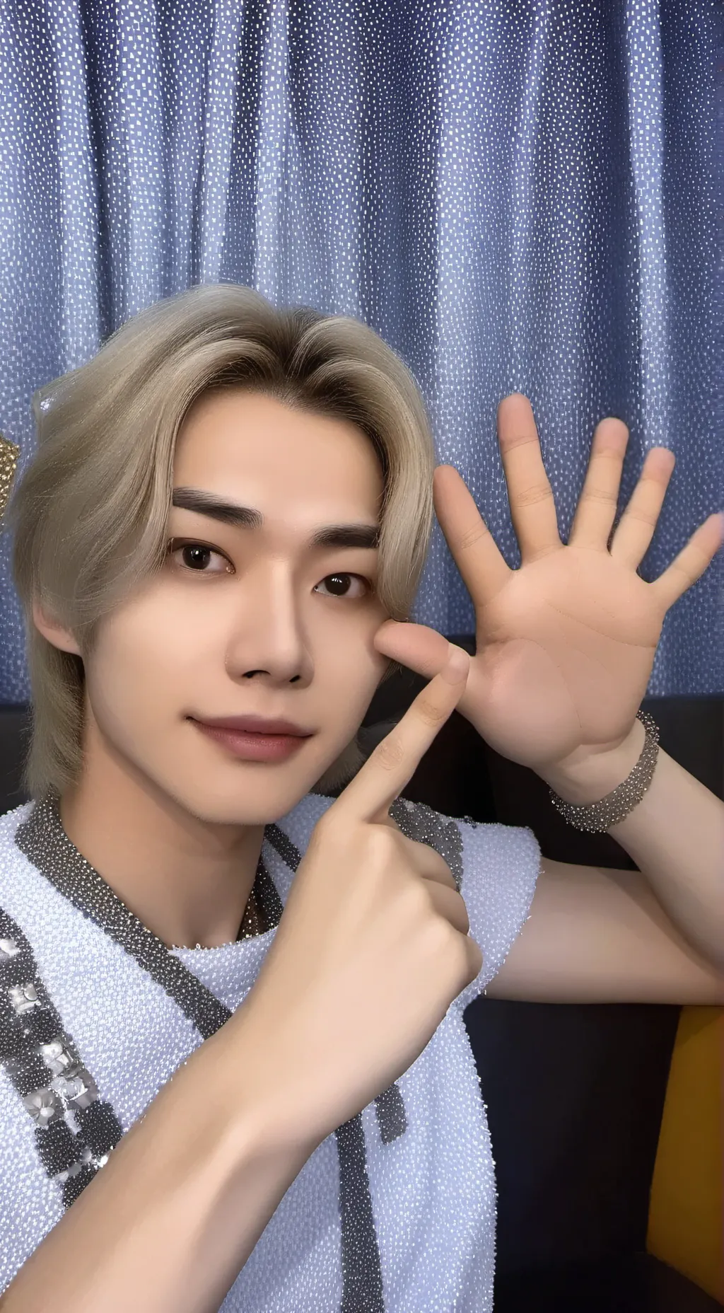 ai character: lee felixx background