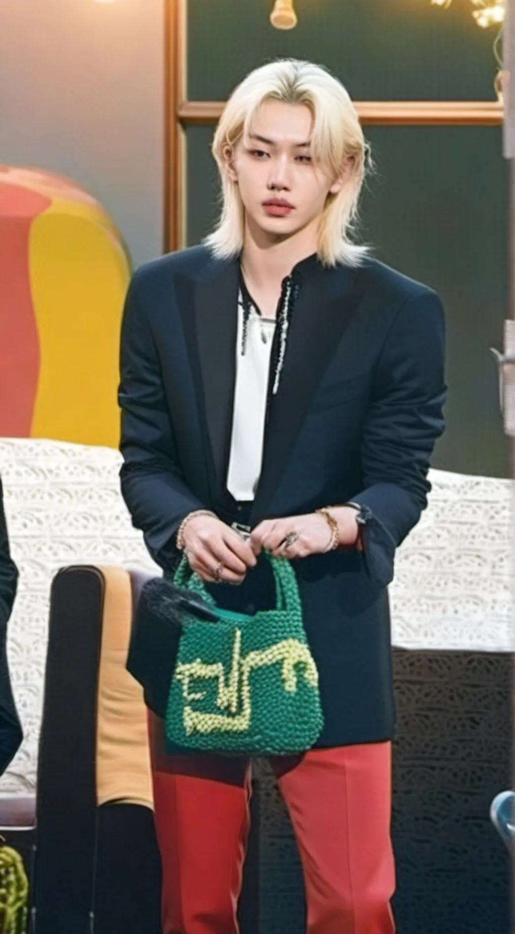 ai character: Félix  background