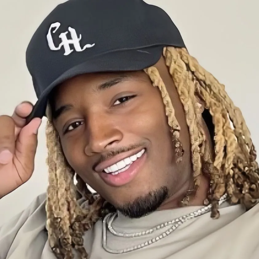 chat with ai character: Charles Davis