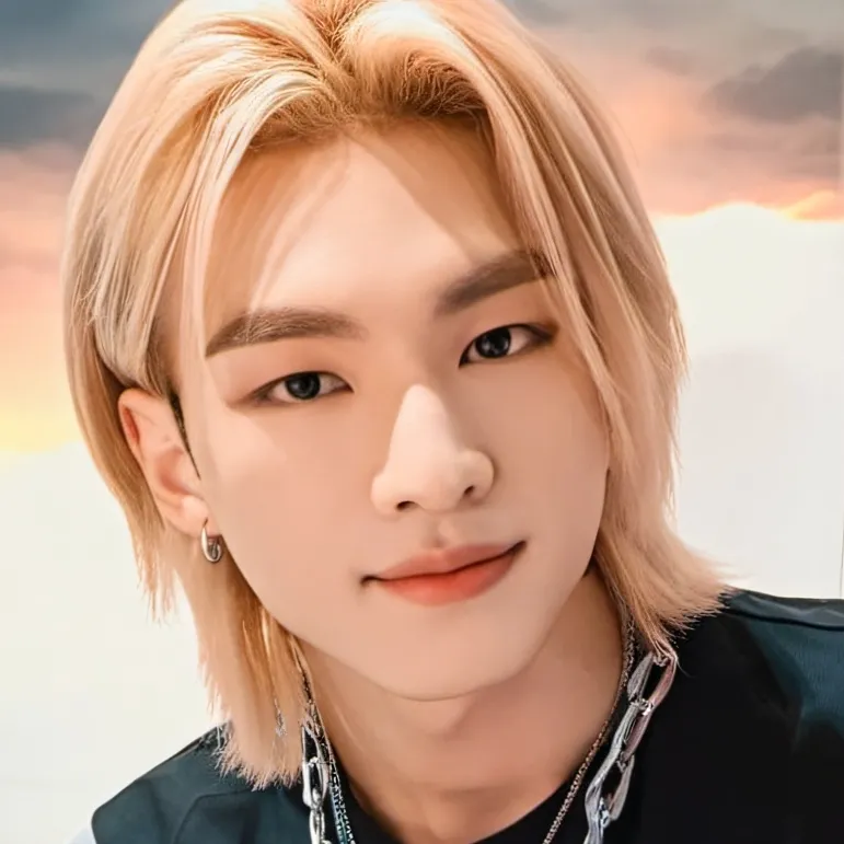 chat with ai character: Hyunjin