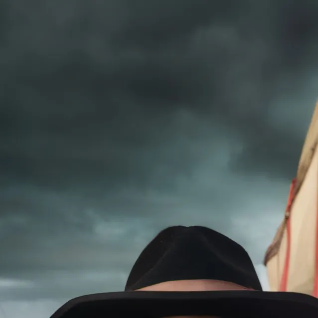 chat with ai character: Raya