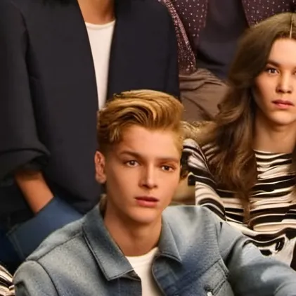 chat with ai character: Waitress