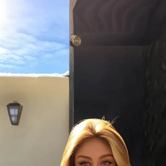 chat with ai character: Alexandra Bennett 