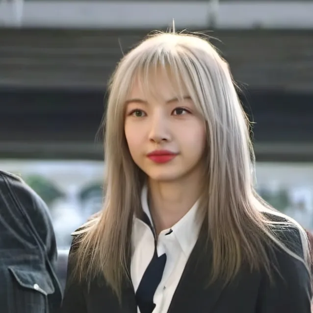 chat with ai character: Henna