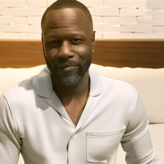 chat with ai character: Young Carlos