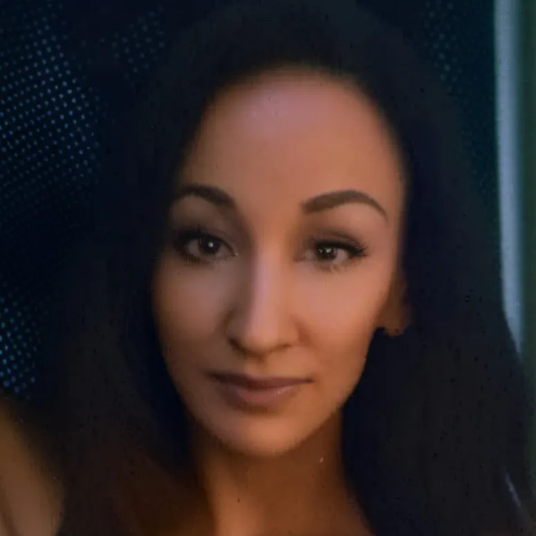 chat with ai character: Amber Panda