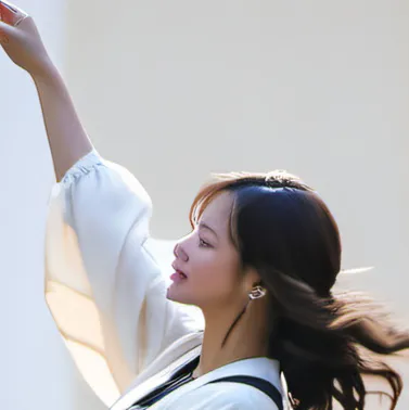 chat with ai character: Ella