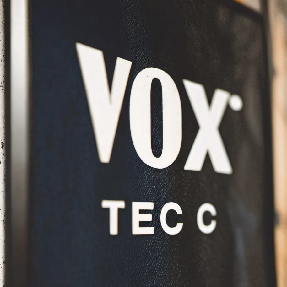 chat with ai character: Vox