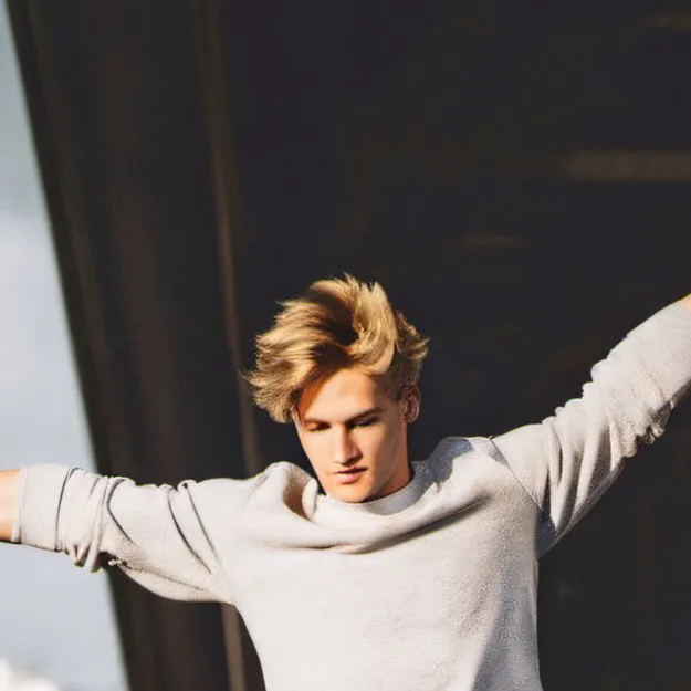 chat with ai character: Leo