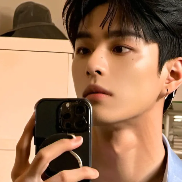 chat with ai character: Skz