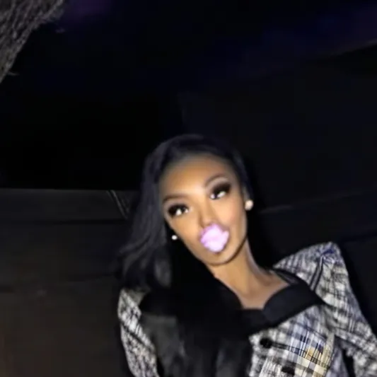 chat with ai character: Roxy toxic