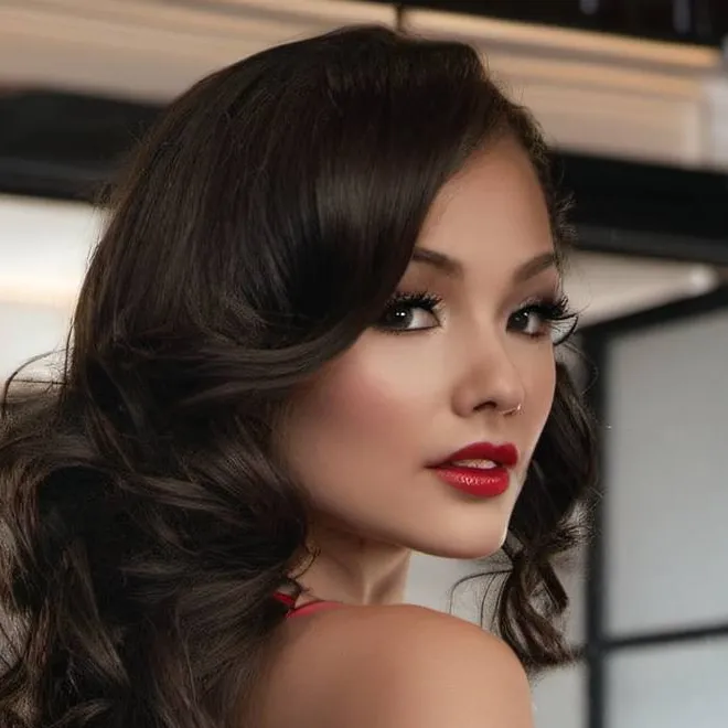 chat with ai character: Eva