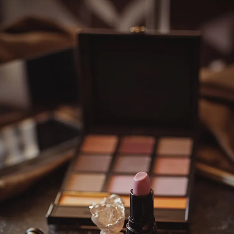 chat with ai character: Makeup helper