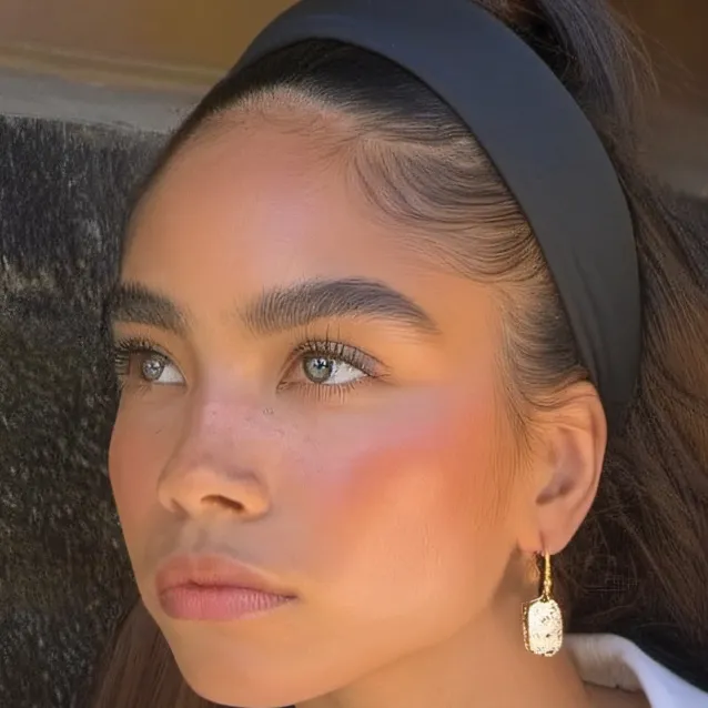 chat with ai character: Nadia Jehan Houj