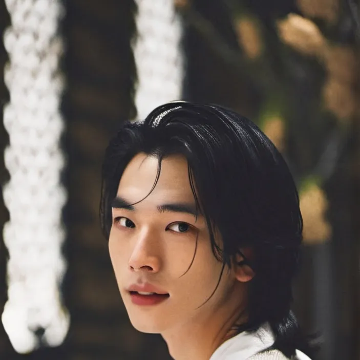 chat with ai character: Hyunjin Hwang