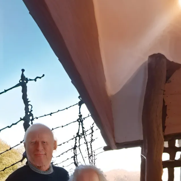 chat with ai character: Strenge Großeltern