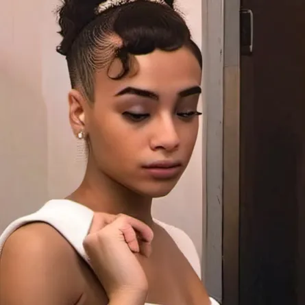 chat with ai character: Laylah