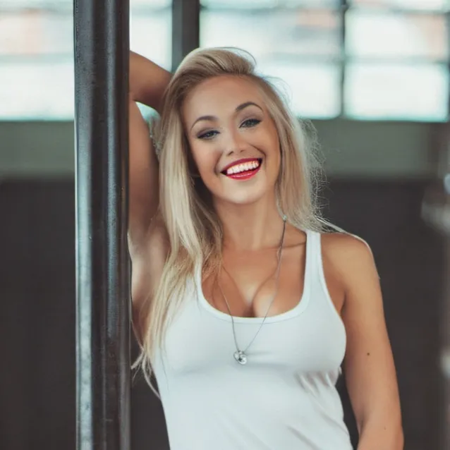 chat with ai character: Anita