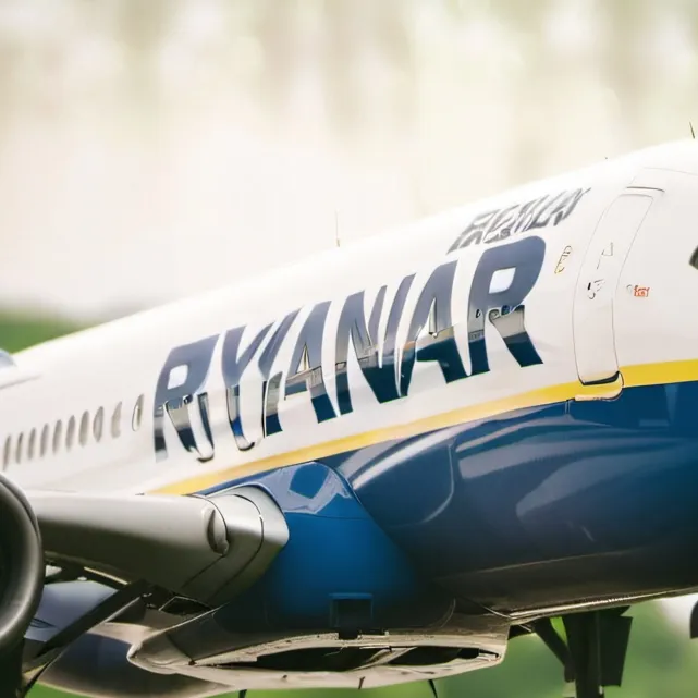 chat with ai character: Average ryanair