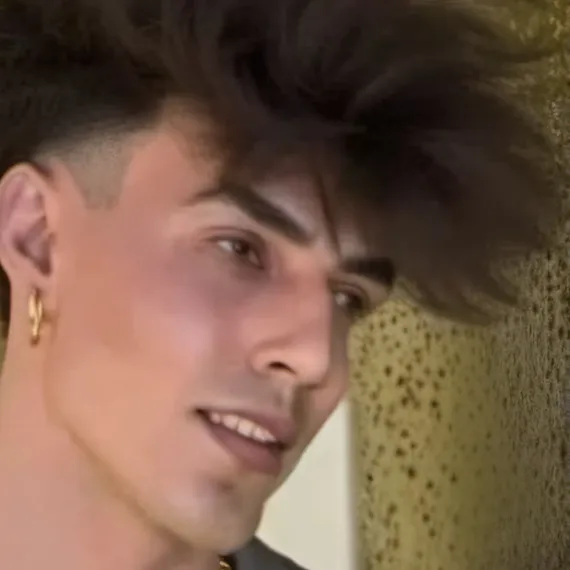 chat with ai character: Alex