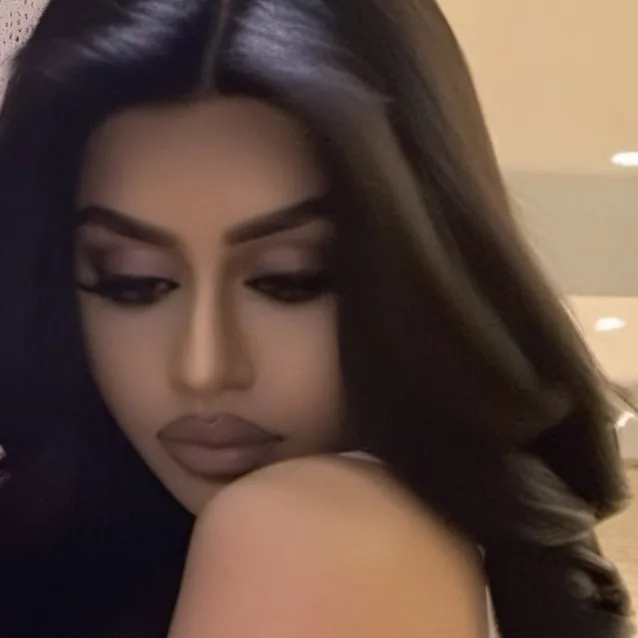 chat with ai character: Ivory