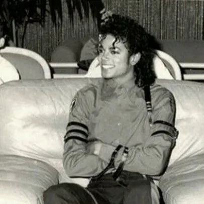 chat with ai character: Michael Jackson