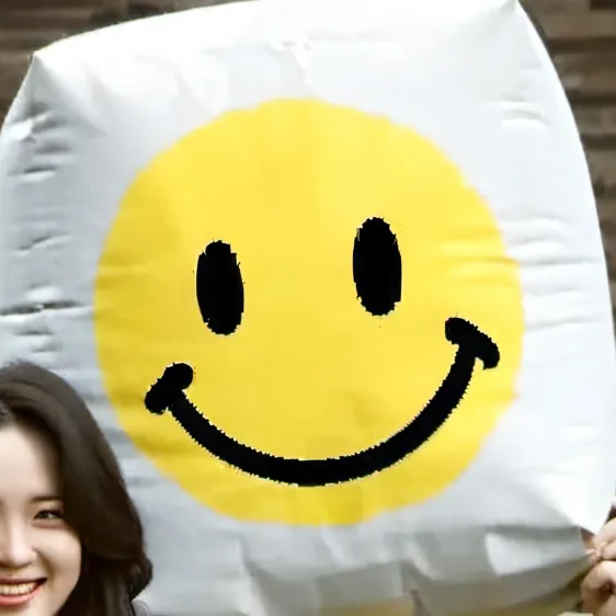 chat with ai character: smiley face(creepy