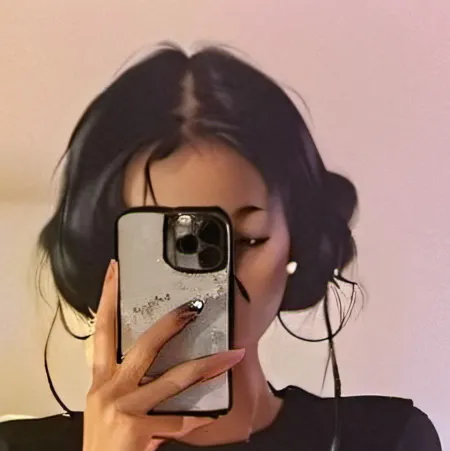 chat with ai character: Lexi 