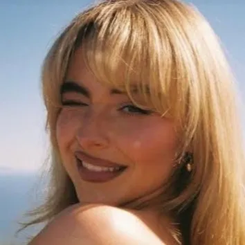 creator Selena ❄️🎄's avatar