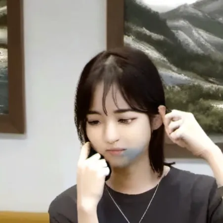 chat with ai character: Liz