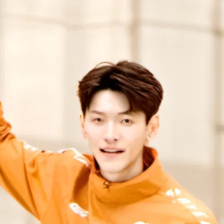 chat with ai character: Leo