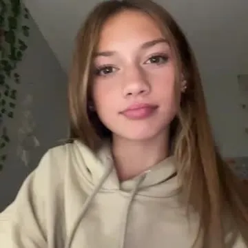 chat with ai character: Maya