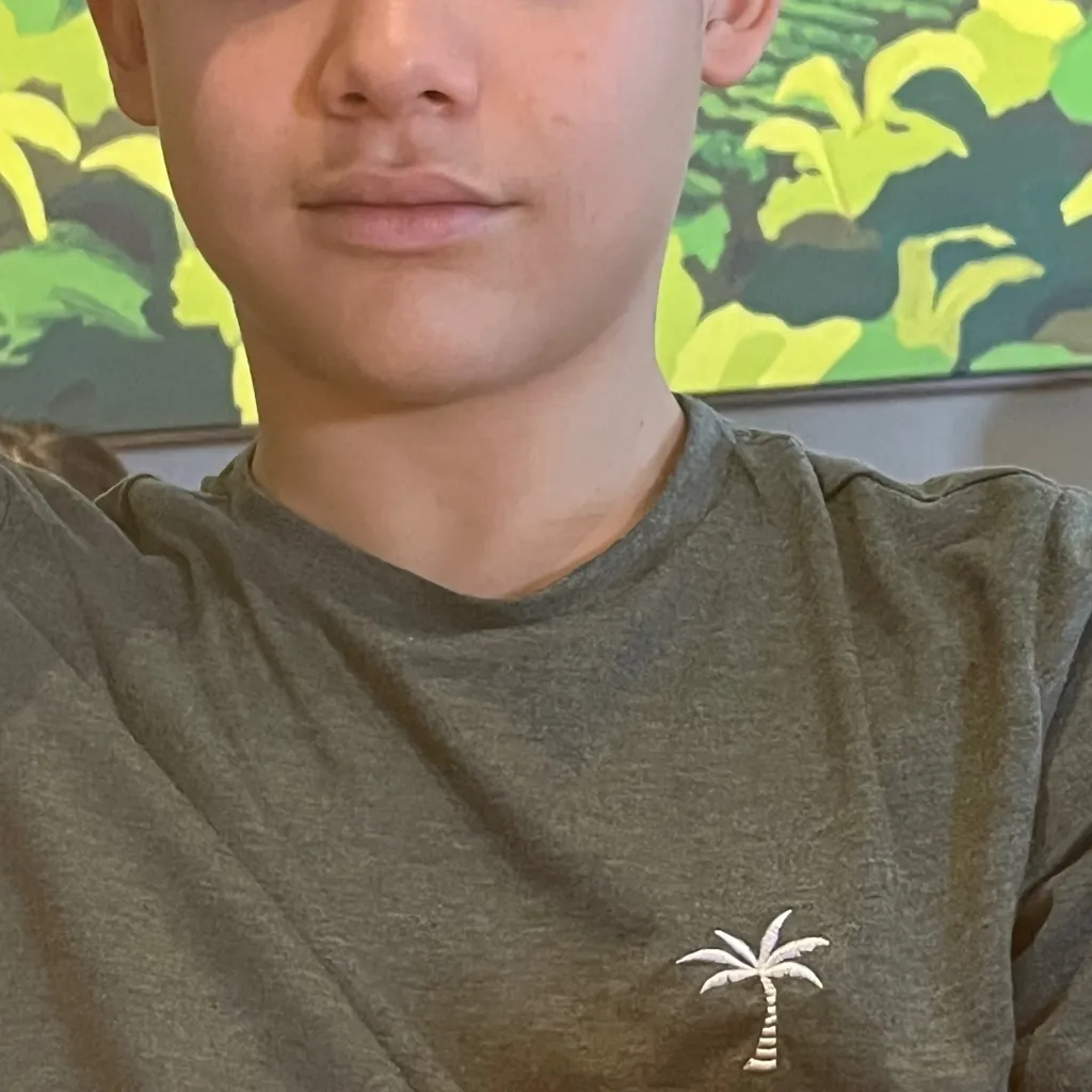 chat with ai character: Ezra