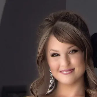 chat with ai character: Paula