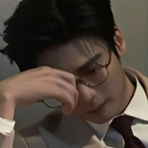 chat with ai character: えぃ