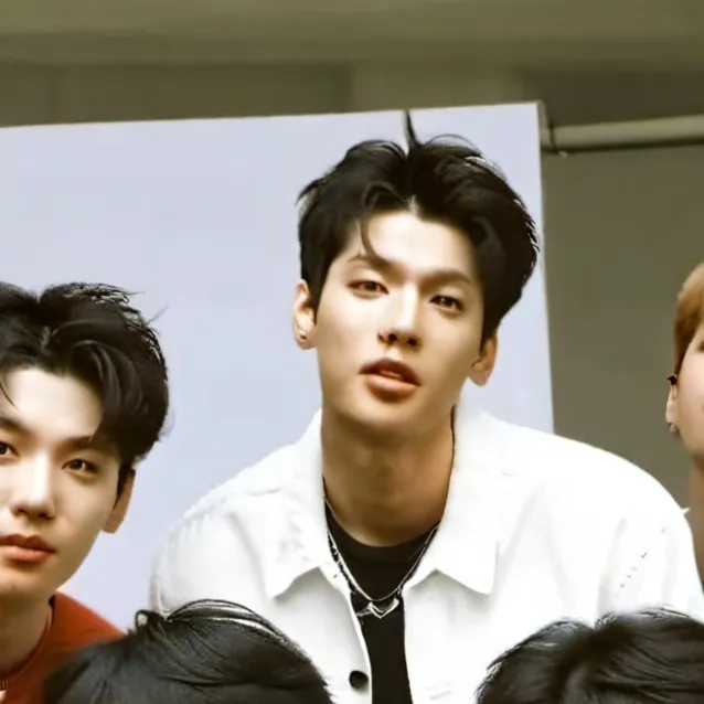 chat with ai character: Skz