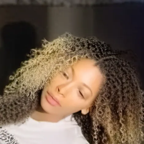 chat with ai character: Mia