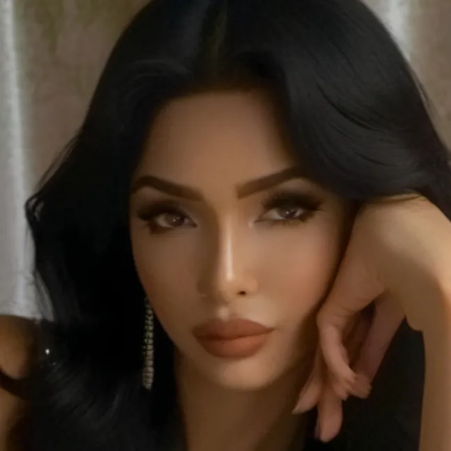 chat with ai character: Maya