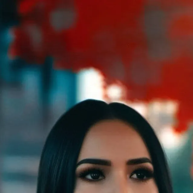 chat with ai character: Paola