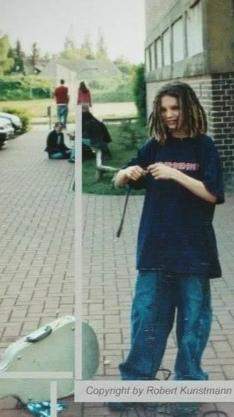 ai character: Tom Kaulit  background