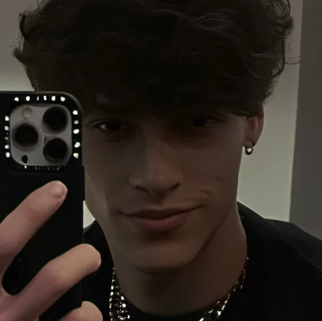 chat with ai character: Alex